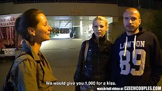 Халуун гар хийцийн секс: doggy style fucking with young girl