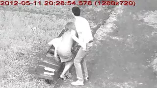 Цэнэг хийх нь Түүний найз охин нь естойгоор, залуу буцааж барьж, түүний дотуур руу авирчээ биш юм