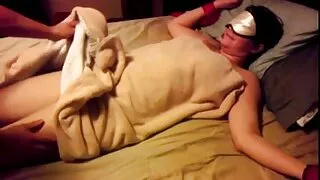 Нарийхан нүцгэн залуу эмэгтэй fucked хүн өмнө задгай