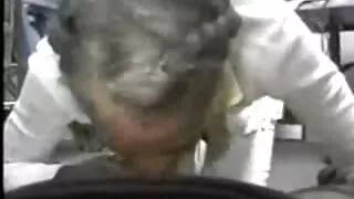 Хүчирхэг баатар буйдан дээр fishnets настай эмэгтэй fucks