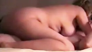 Сайхан охин fondles pussy нь хуруу, cums