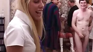 Нас бие гүйцсэн дэгдээхэйн байна секс Түүний албан тушаалд