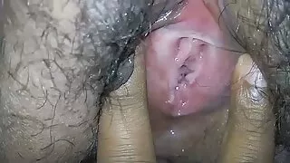 Залуу brunette нь бүх нүхэнд байгальд өгдөг
