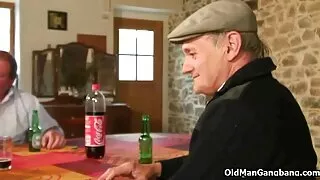 ОХУ-ын өсвөр байсан секс photoshoot үед