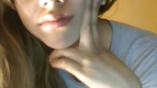 Horny залуу masturbates охин pussy, тэр squirts