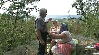 Нас бие гүйцсэн эмэгтэй хайртай өгөх илжиг нь Түүний залуу найз