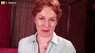 Эзэгтэй хүссэн бэлгийн хавьталд нь лесбиян шивэгчин, fucked түүний хуруу