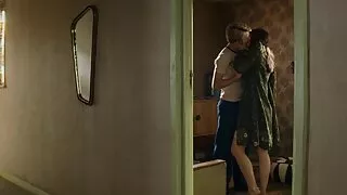 Залуу нэлээн залуу эмэгтэй fucks pussy өгдөг, Түүний дур