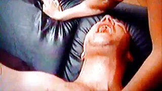 Сайхан охин masturbates дээр cam авдаг fucked ганцаараа