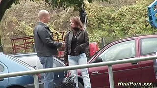 Хөөрхөн охин sucks баруун дараа сайн foreplay, дараа нь боломжийг олгодог залуу зөндөө
