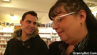 Залуу эхнэр fucks нөхөр найз орондоо