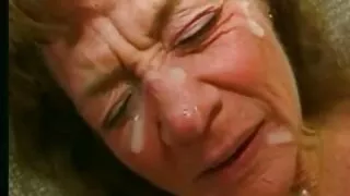 Horny гүйцсэн хар үстэй уруу татагдахгүйн хүү буйдан дээр
