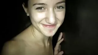 Хөгшин өвөө залуу эмэгтэйчүүдийг хуурдаг бөгөөд тэднийг дуртайяа хашгирдаг