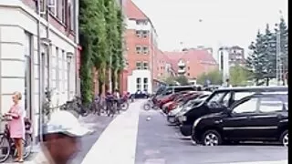Ширээн дээр Оху-ын гоо сайхны masturbates түүний pussy болон caresses түүний саалийн