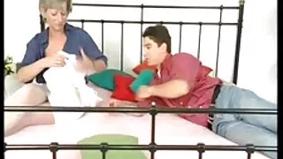 Өсвөр насныхан байна Зэрлэг ОХУ-ын галзуугийн slutty дэгдээхэйгээ