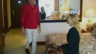 Залуу эгч нь эцэг эхийнхээ эзгүйд дүүгээ уруу татаж, тахимаа өгчээ