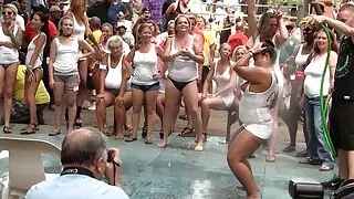 Pussy долоох дуртай залуу юу хийхээ мэдэхгүй залуу гоо үзэсгэлэнг үлээж байна