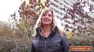 Сайхан гүйцсэн хар үстэй хүсдэг том хойлог