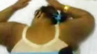 Залуу fucks дуртай ээж нь түүний гүйцсэн pussy