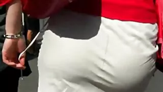 Ээж нь залуу мөрөөдөлтэй бэлгийн харьцаанд ордог