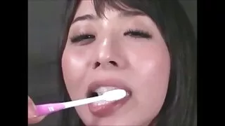 Brunette нь шүршүүрт орохоор бэлдэж, бие, хөх, pussy-д массаж хийж өөрийгөө баясгаж, дараа нь амраг нь cunnilingus болон Cock-ийг Pussy-д хийсэн