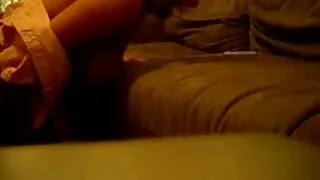 Зөөлөн орон дээр залуу охин болон түүний хамтрагчийн секс, эротик тоглоомууд